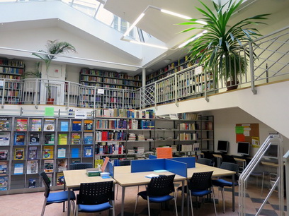 Lokální knihovna v budově Břehová