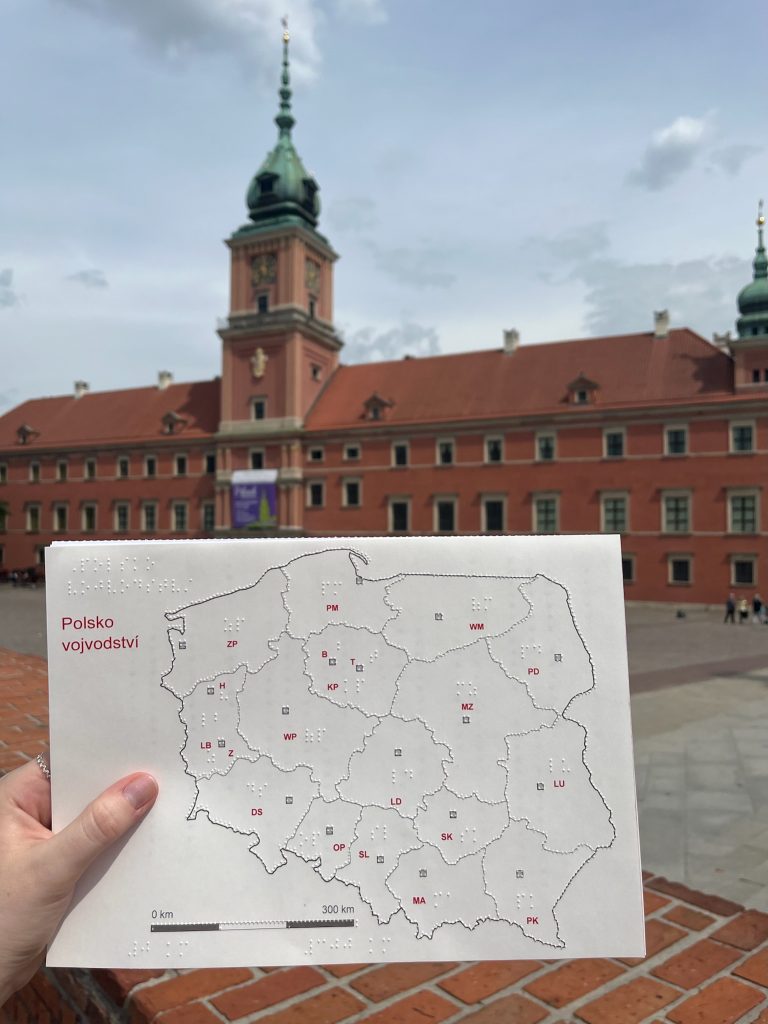 Grafický list hmatáku č. 11 Polsko - vojvodství, na pozadí Zámecké náměstí ve Varšavě (Plac Zamkowy)